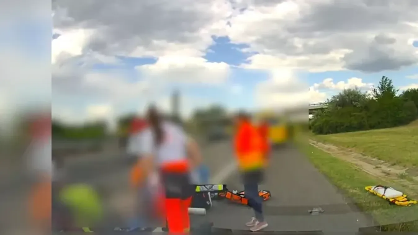 Sokkoló baleset: kis híján áthajtottak a motoros fején