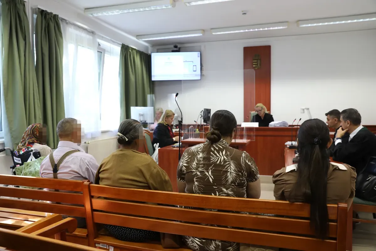 Kifosztással vádolják a családot