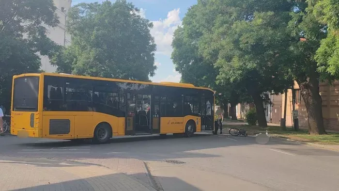 Busz elé került a biciklis, mentők érkeztek a helyszínre