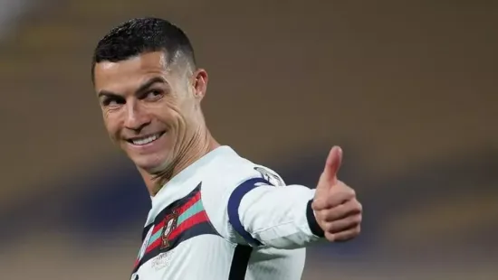 Hűha: Cristiano Ronaldo párja fekete fürdőruhában mutatta meg bombaalakját