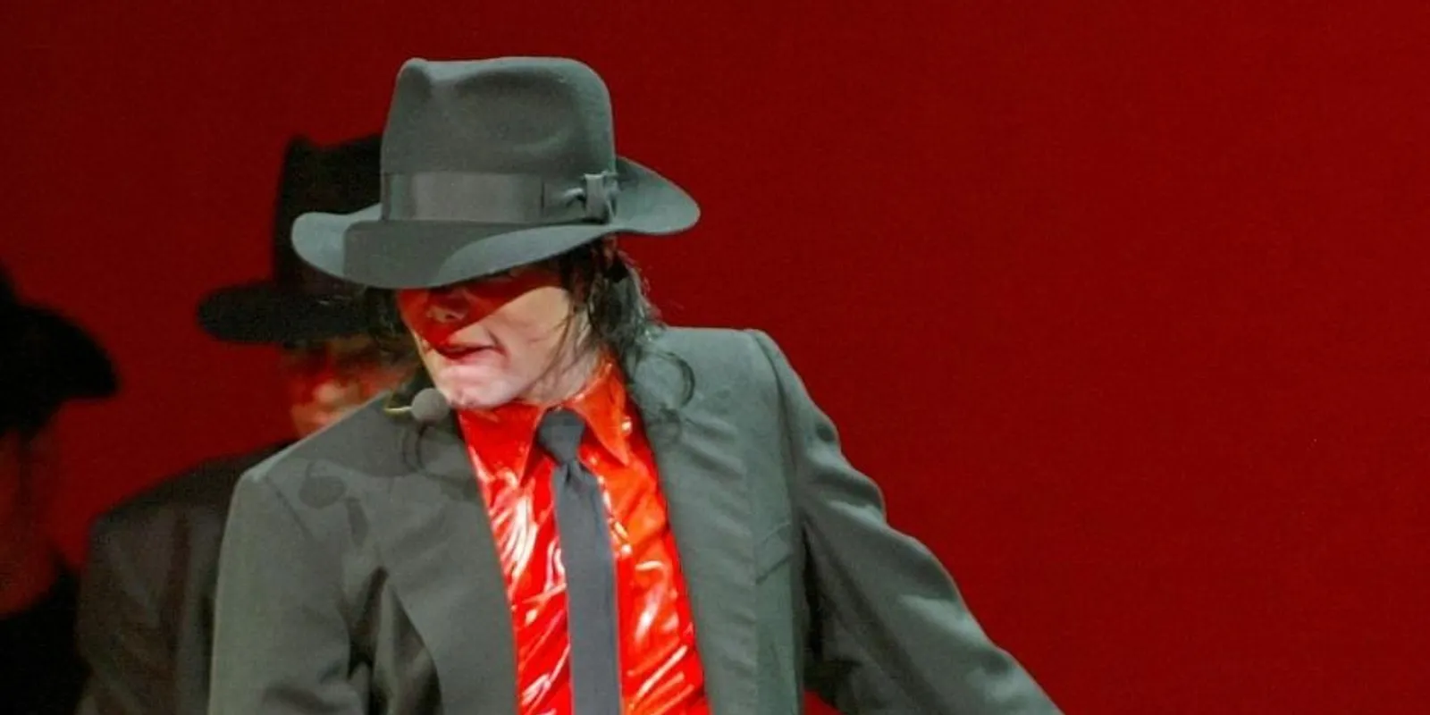 Kiderült, miért ragasztotta be az ujjait Michael Jackson