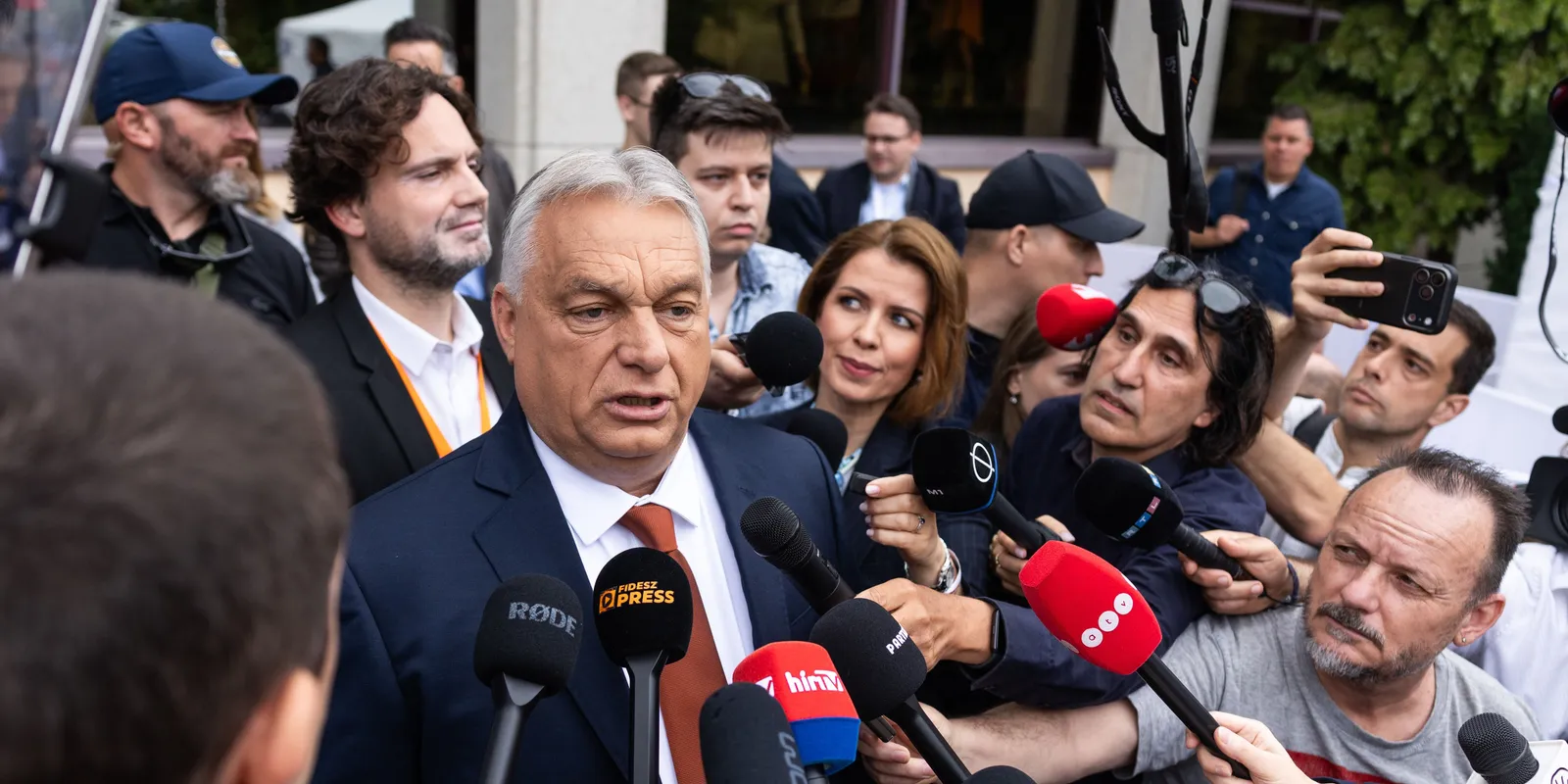 Orbán Viktor Varga Judit oldalán áll
