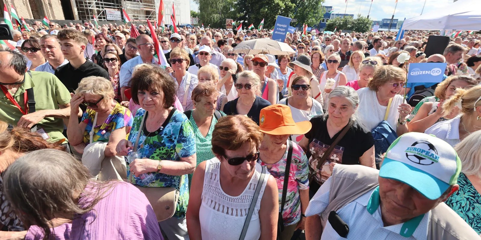 Elkezdődött a szimpátiatüntetés a Sándor-palotánál