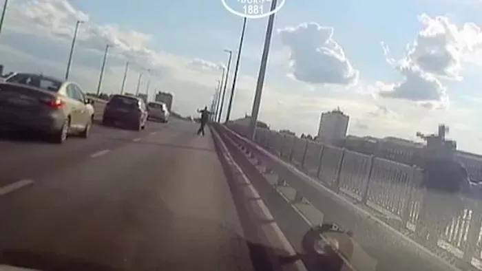 Másodperceken múlt egy ember élete a Petőfi hídon – videó