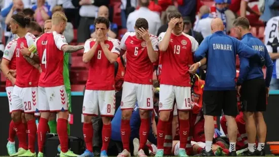 Eriksen megint összeesett a pályán, újra az életéért aggódtak