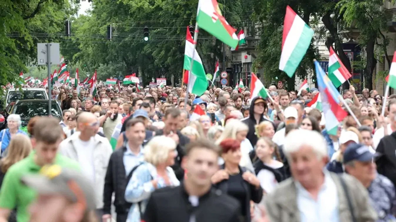 Magyar nevetve hergelte a migrációs paktum elleni tüntetőket