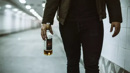 Az alkoholizmus 4 korai jele, amit sokan figyelmen kívül hagynak