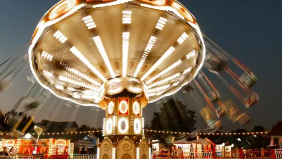 Rémálom a vidámparkban: sikoltozó gyerekek alatt omlott össze a körhinta - videó