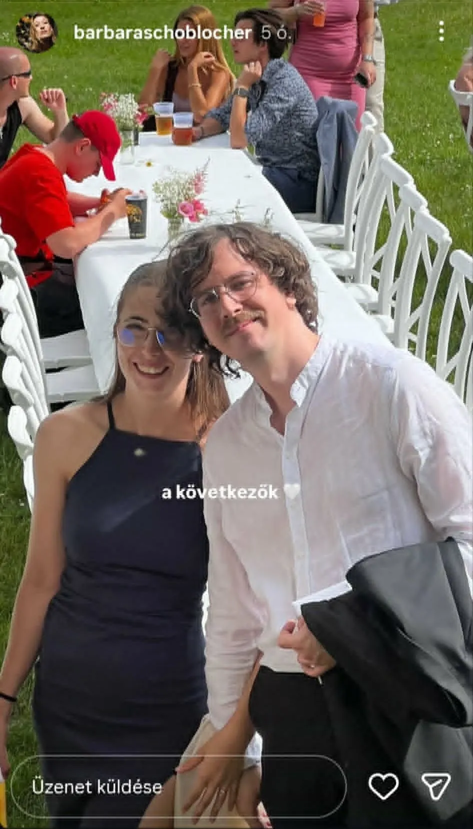 Schoblocher Barbara és párja és férje ilyen elegánsak voltak barátjuk esküvőjén.