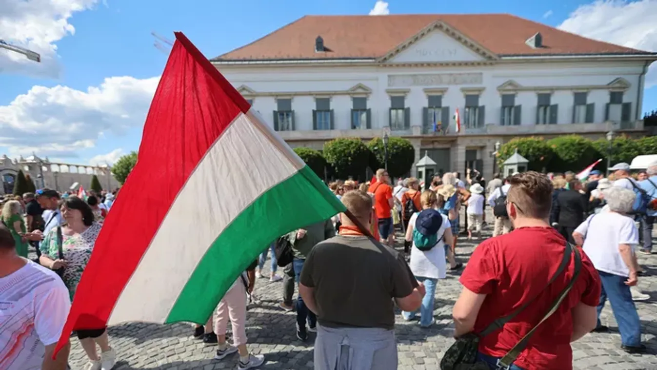 Sulyok Tamás mellett demonstráltak a Sándor-palotánál