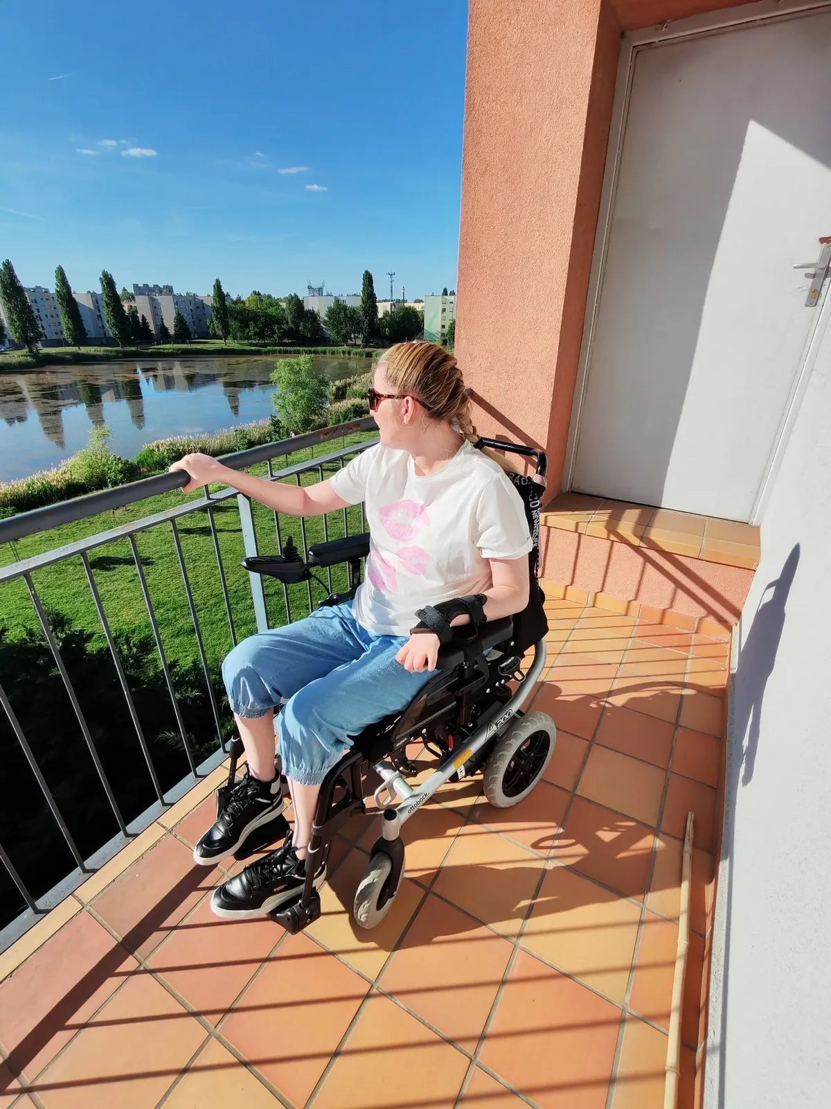 A lebénult táncosnő új lakásba költözött