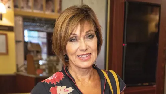 Pápai Erika fiatalokat megszégyenítő módon mozog a színpadon