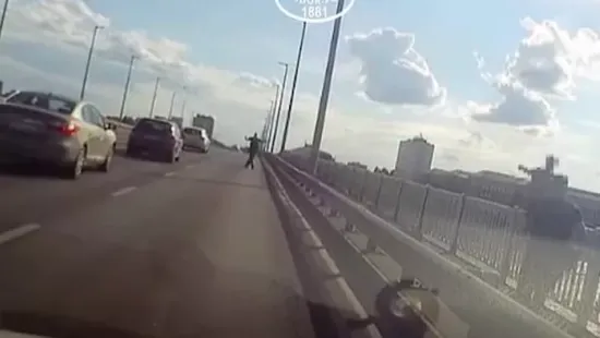 Videón a hihetetlen mentés: a levegőben kapta el a hídról leugró férfit a rendőr
