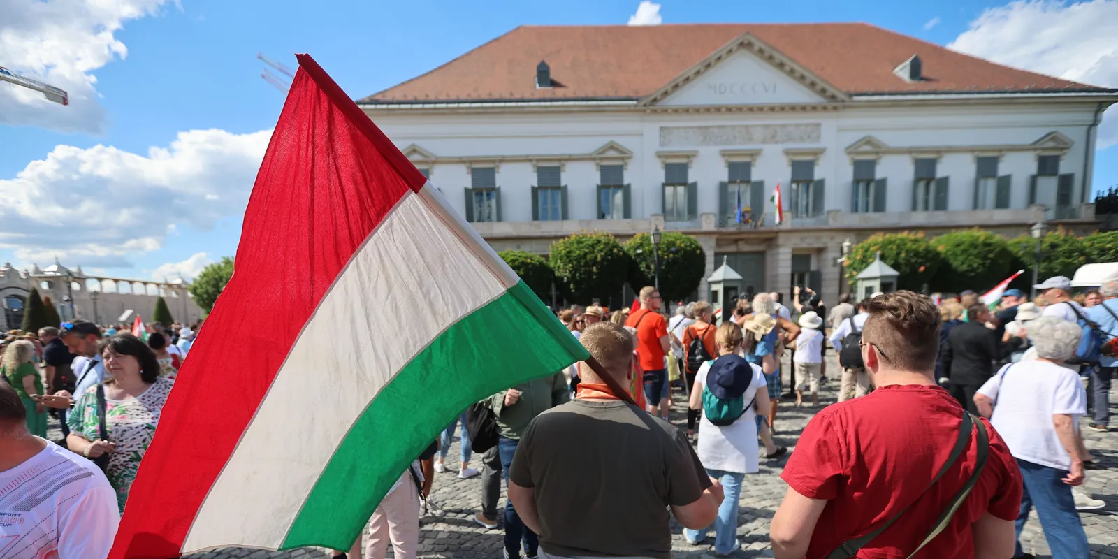 Sulyok Tamás mellett demonstráltak a Sándor-palotánál