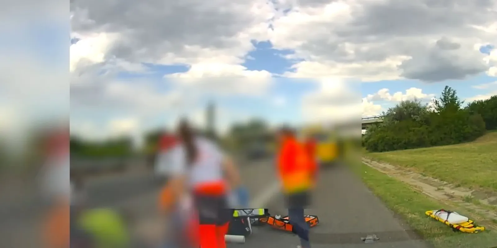 Sokkoló baleset: kis híján áthajtottak a motoros fején