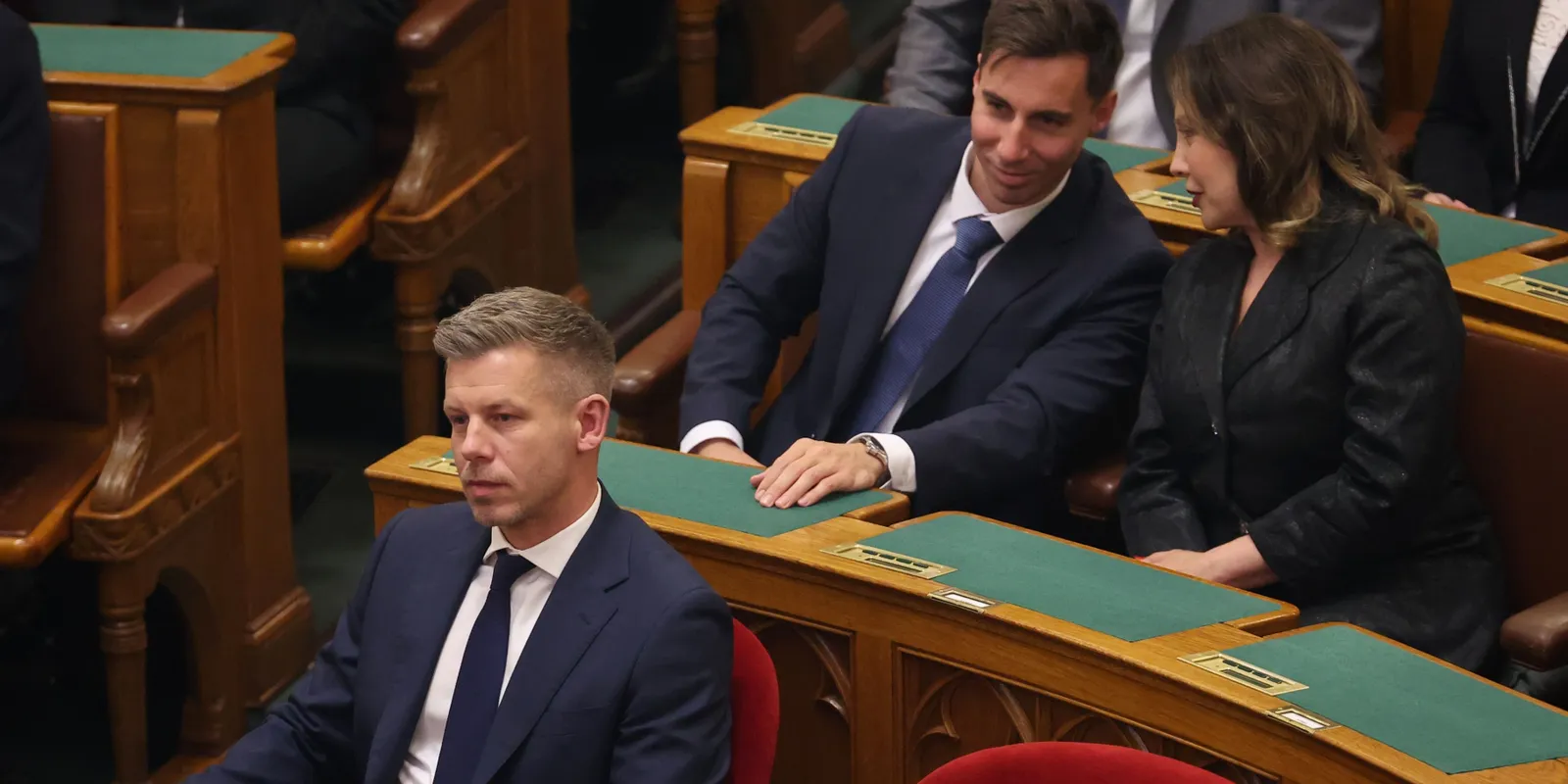 De mit csinál a 140 tiszás képviselő a Parlamentben?