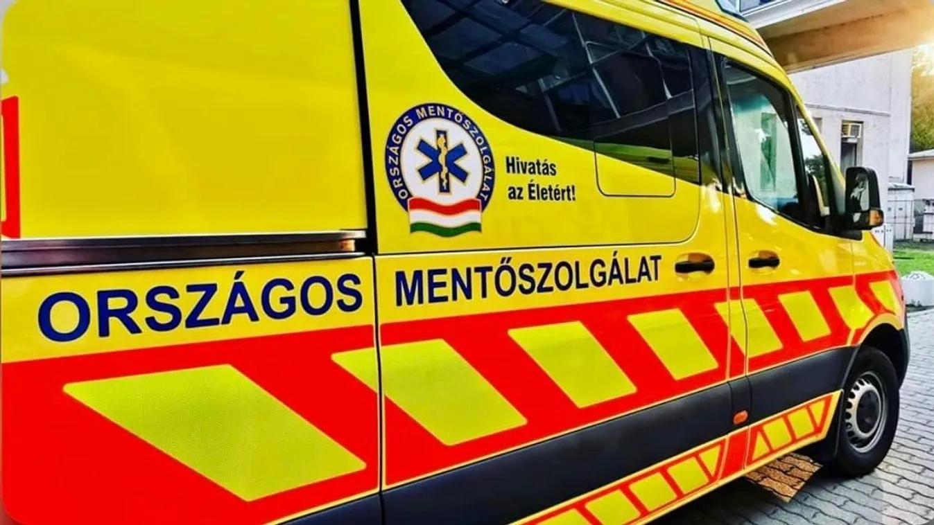 Házfalnak csapódott egy autó a fővárosban, mentők a helyszínen