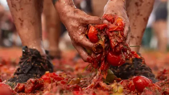 Negyven tonna paradicsom repült a kolumbiai Tomatinán – Galéria