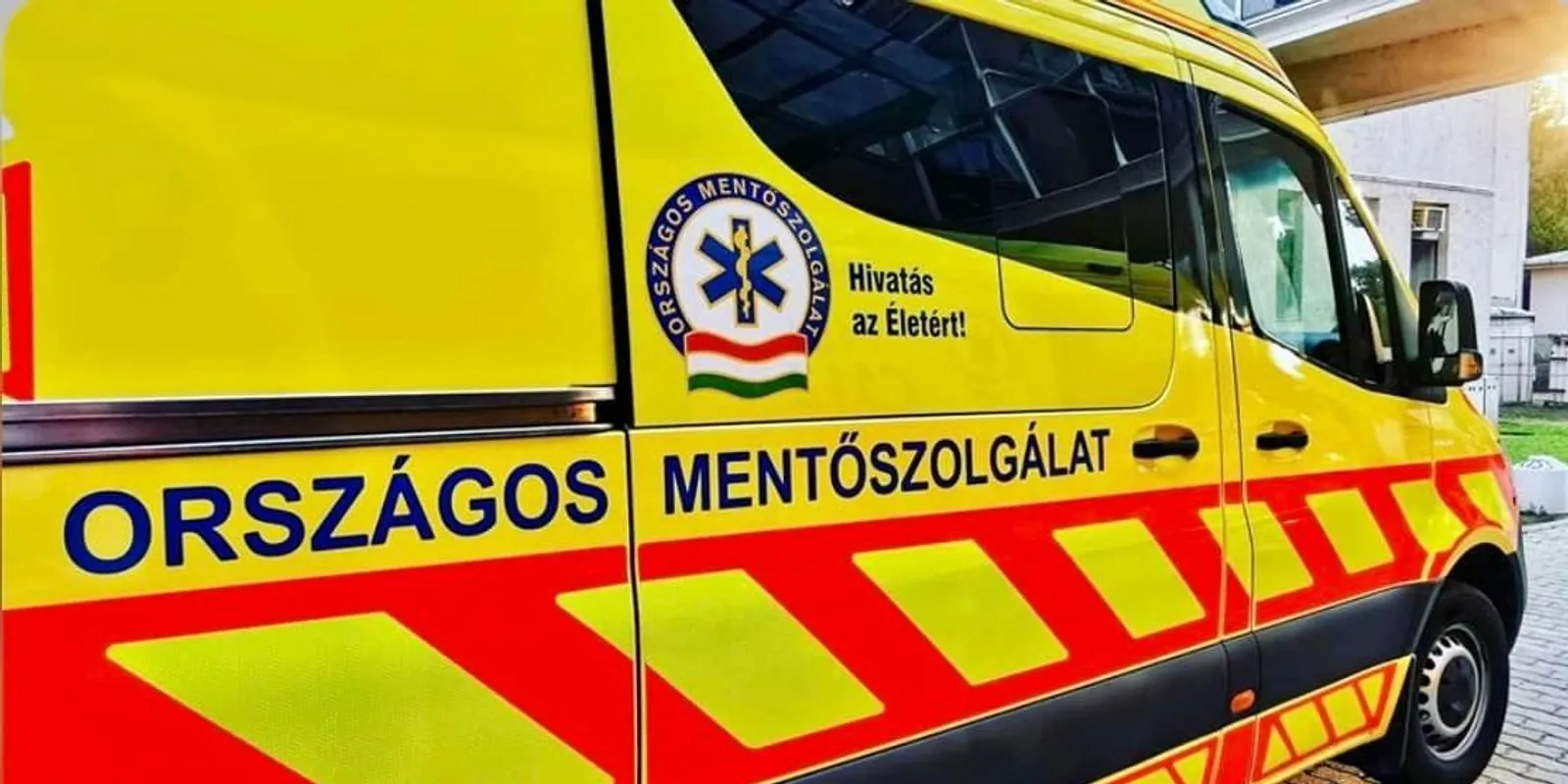 Házfalnak csapódott egy autó a fővárosban, mentők a helyszínen