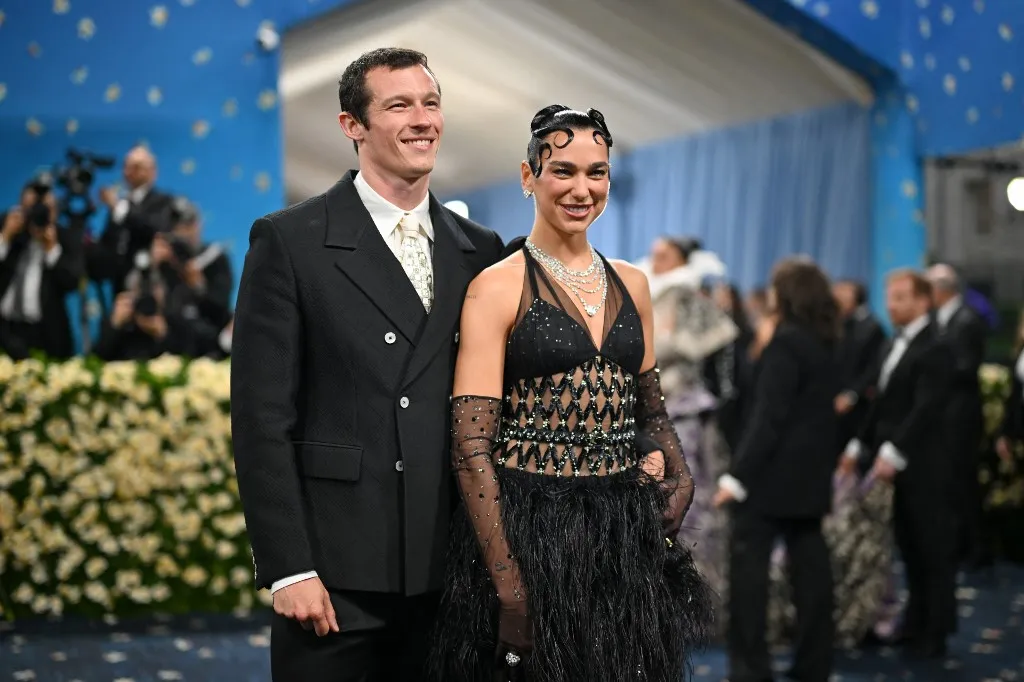Dua Lipa és Callum Turner 