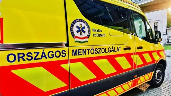 Brutális baleset: házfalnak csapódott egy autó a fővárosban, mentők a helyszínen