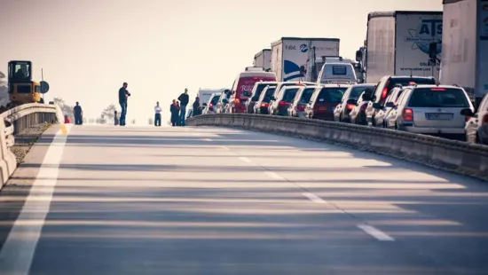 Szalagkorlátnak ütközött egy autó az M3-as autópályán