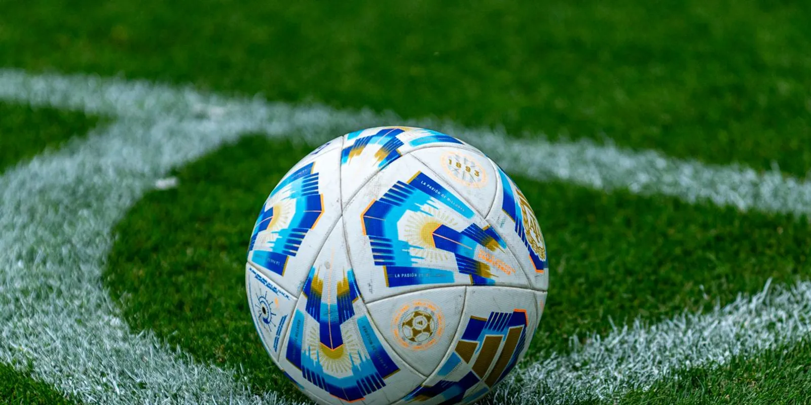 Fedetlen keblekkel ünnepelt az Arsenal szurkolója - Videó