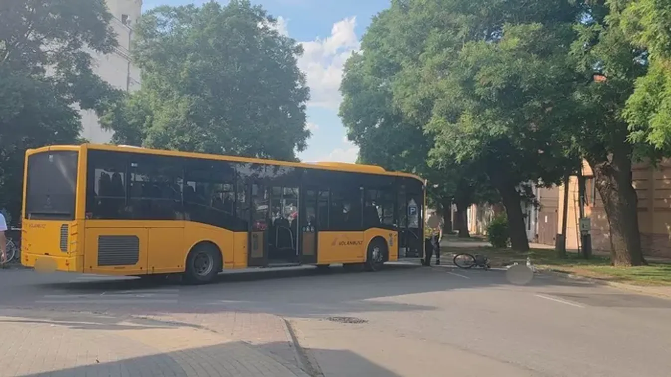 Busz elé került a biciklis, mentők érkeztek a helyszínre