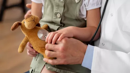 Azt hitték, székrekedése van a kisfiúnak - nem sokkal később kómába került a ritka betegség miatt