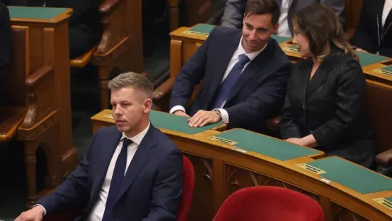 De mit csinál a 140 tiszás képviselő a Parlamentben, amíg Magyar Péter beszél?