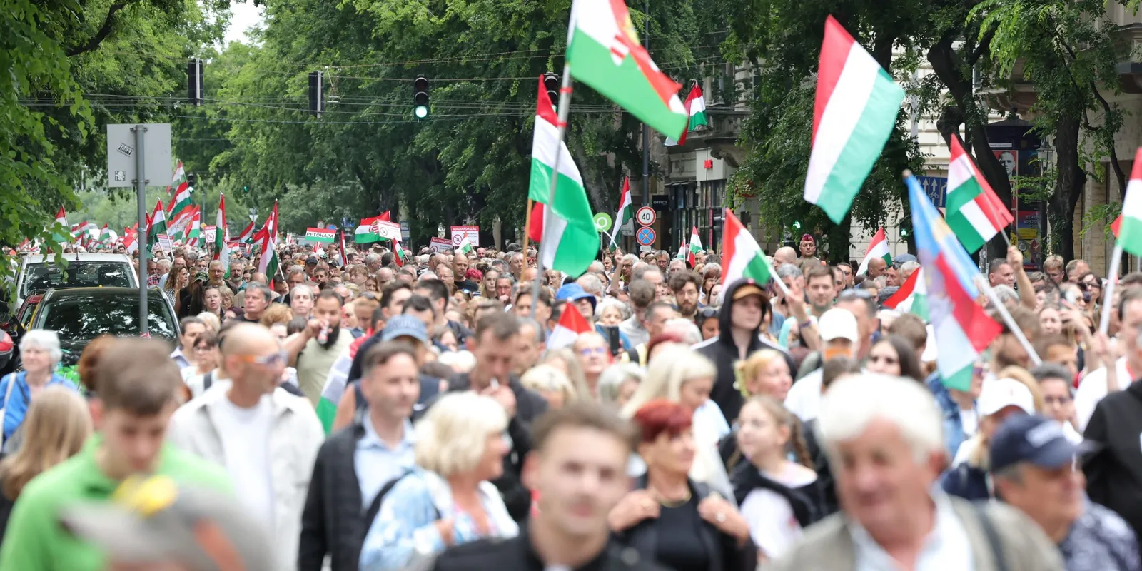 Magyar nevetve hergelte a migrációs paktum elleni tüntetőket