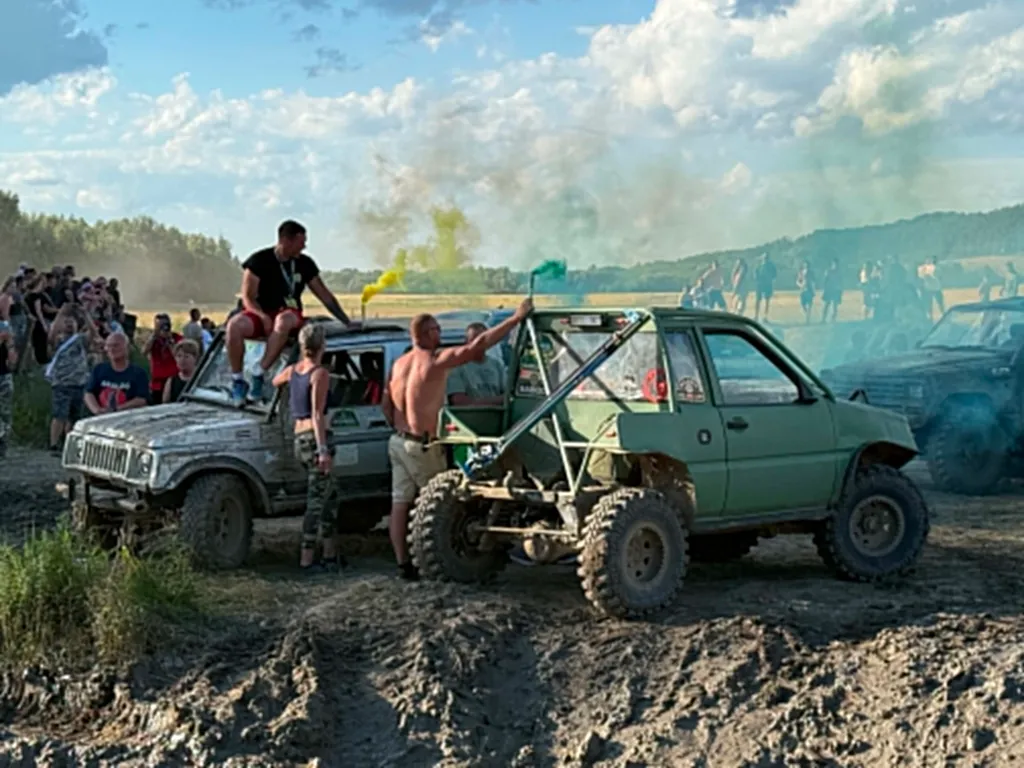 Sár, terepjárók és egy rögtönzött esküvő. Jubilált a 40. Babod Off Road Fesztivál
