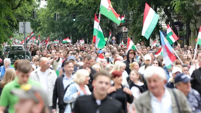 Így viselte Magyar Péter az ellene irányuló tüntetéseket