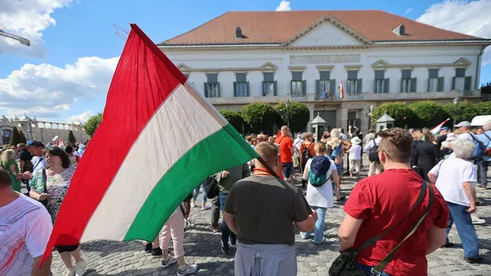 Sulyok Tamás mellett demonstráltak a Sándor-palotánál