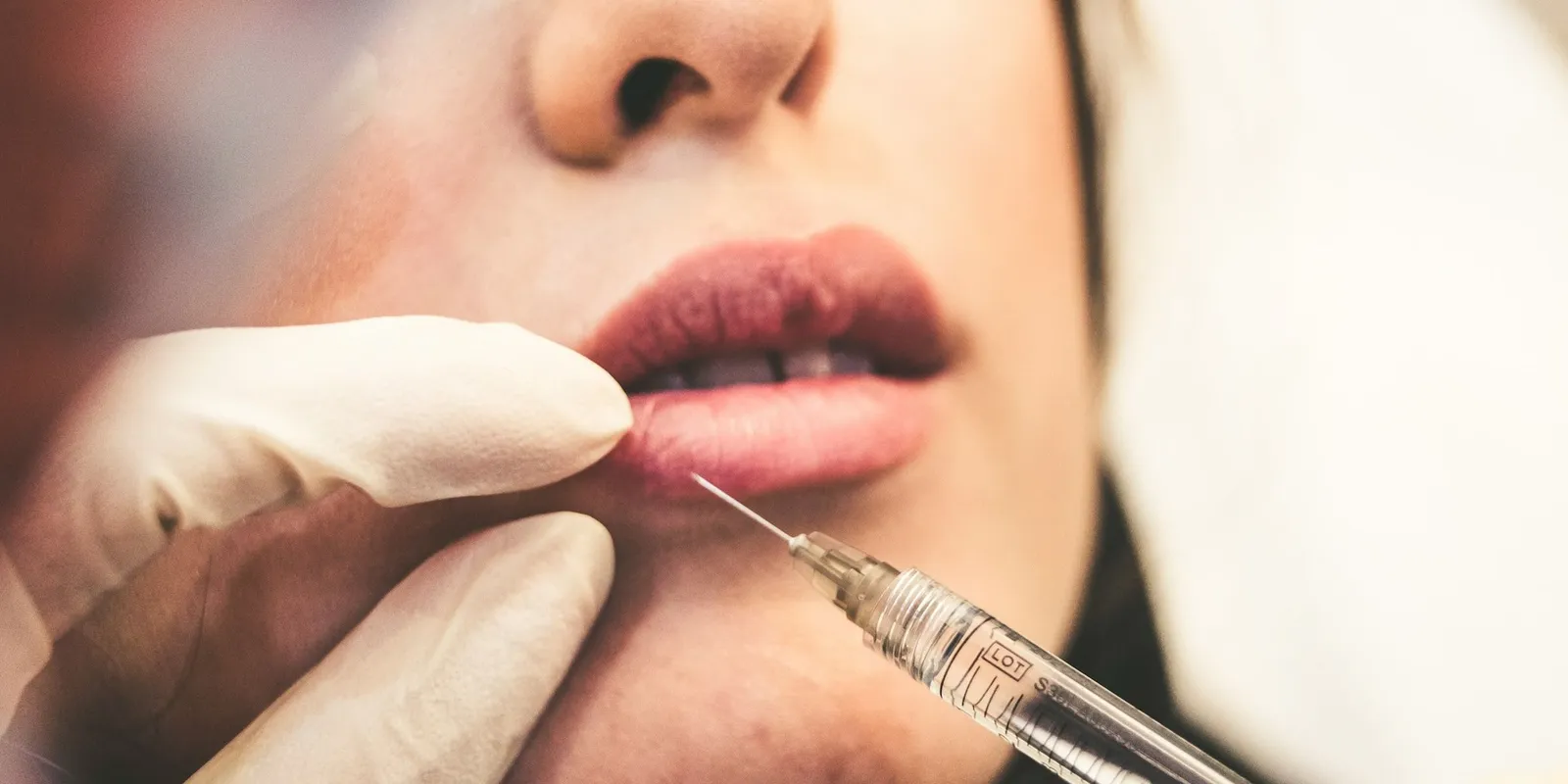 Zavarták a ráncok, majdnem megfulladt a botox miatt
