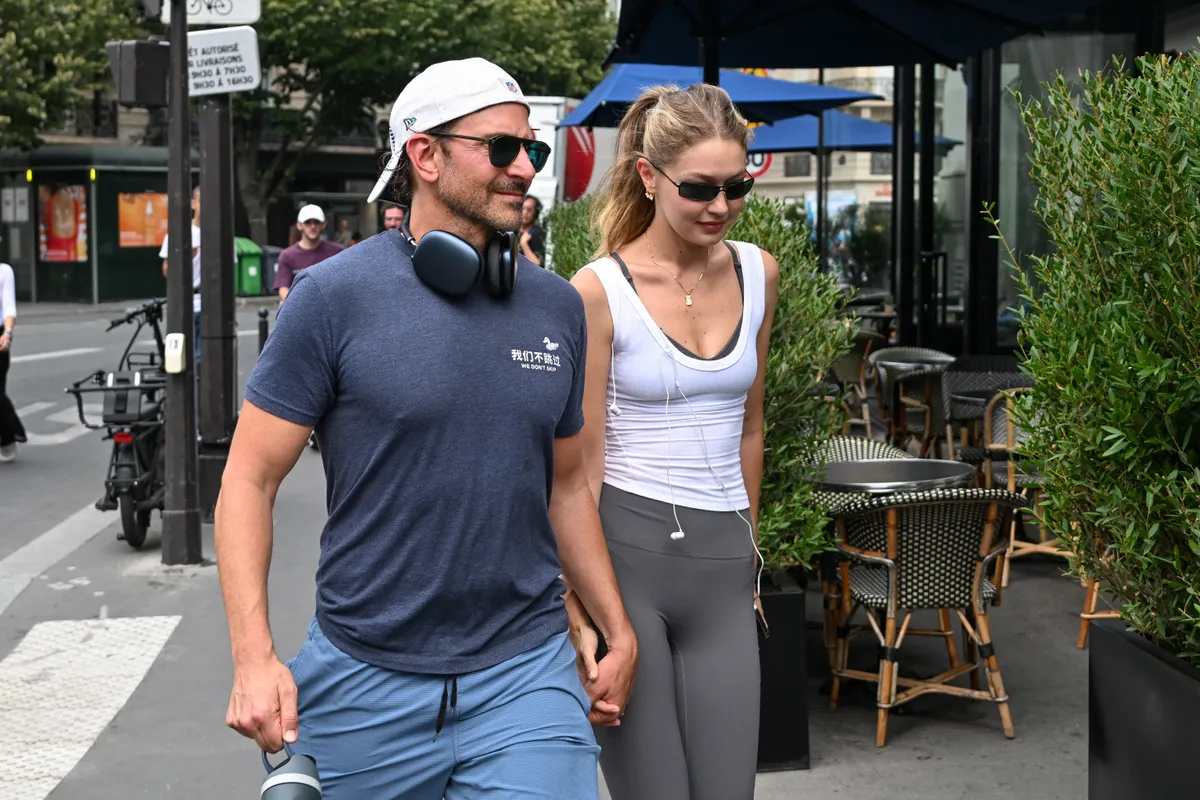 Exclusif - No Credit - Prix Spécial - BI - Bradley Cooper et sa compagne Gigi Hadid, main dans la main, rejoignent la salle de sport du palace "Mandarin Oriental Lutetia" à Paris