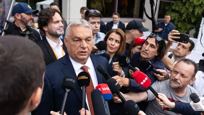 Orbán Viktor Varga Judit oldalán áll