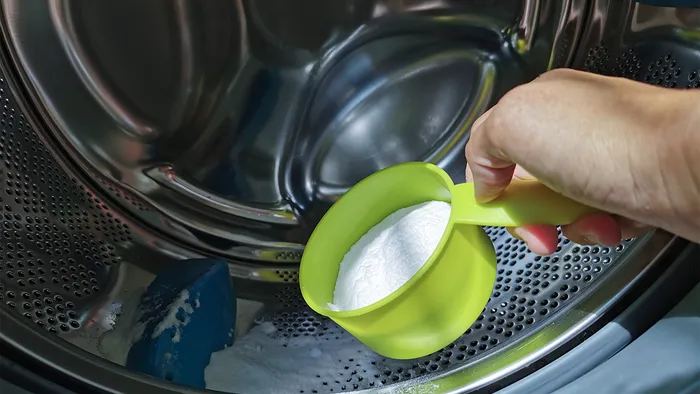 Makacs foltok a ruhán? Ezzel a háztartási eszközzel eltávolíthatod