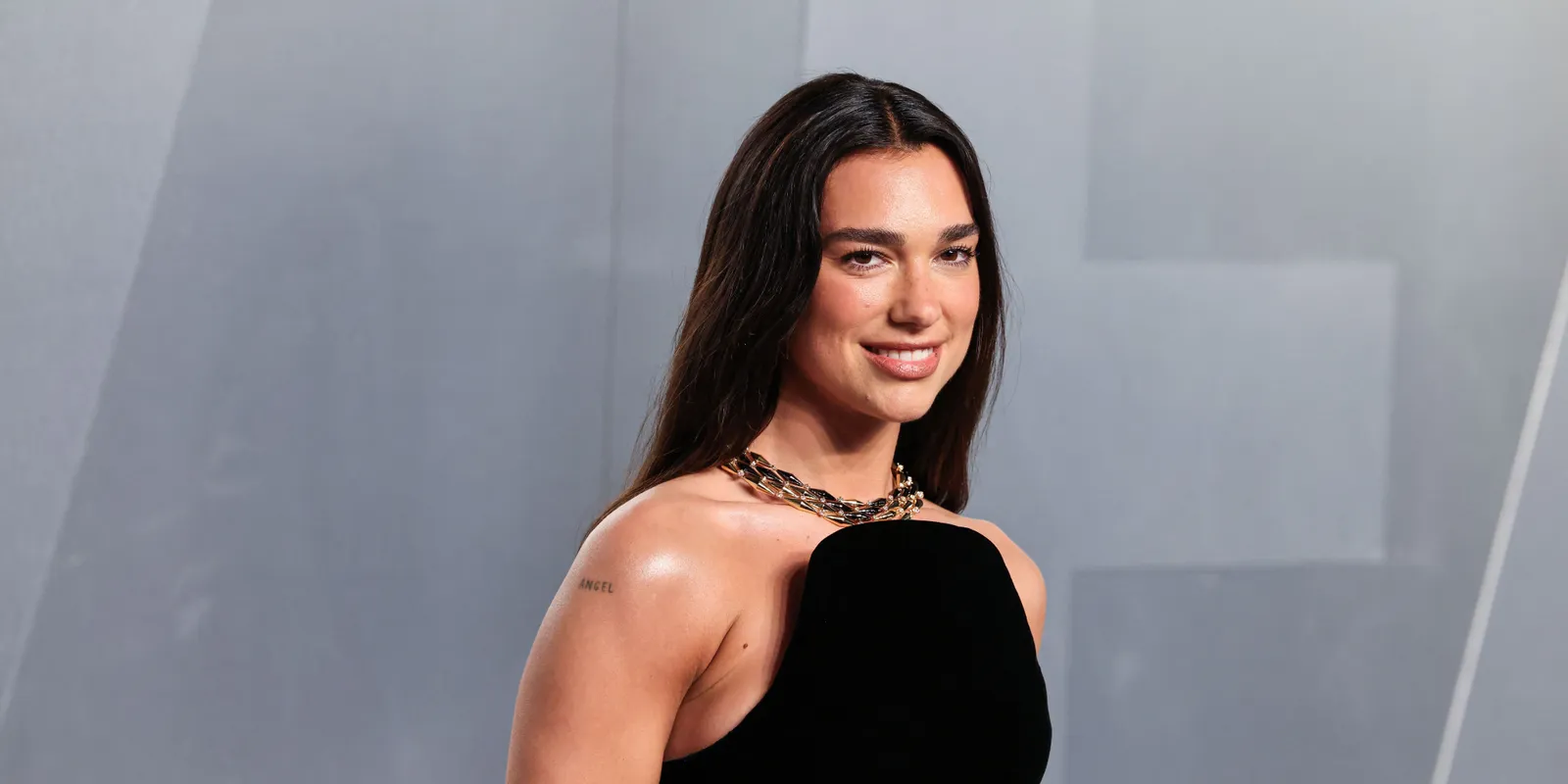 Dua Lipa bomba alakot villantott