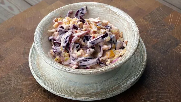 Így készül a könnyű, joghurtos coleslaw saláta