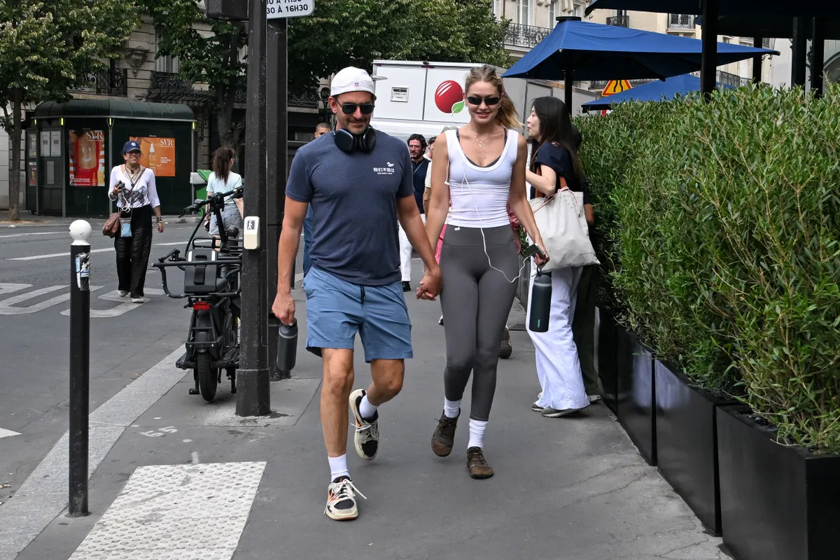 Bradley Cooper és Gigi Hadid kézenfogva sétál.