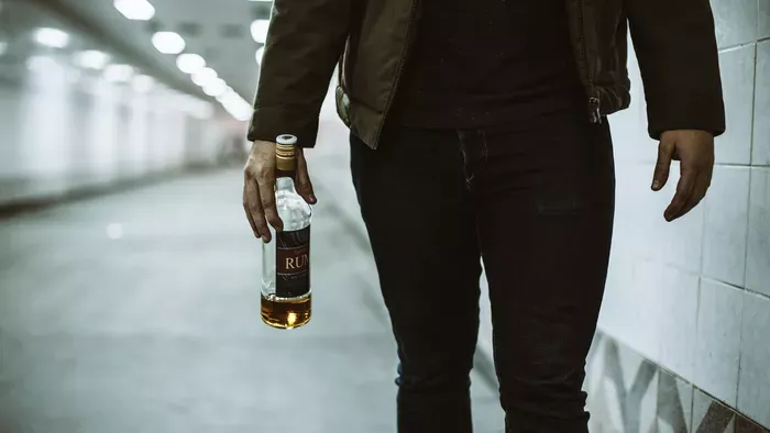 Az alkoholizmus 4 korai jele, amit sokan figyelmen kívül hagynak