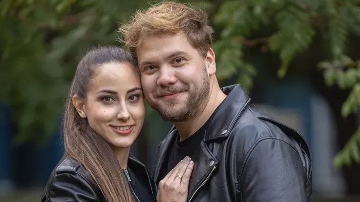 Hoppá! Nem egyedül találta az ágyban feleségét Visváder Tomi