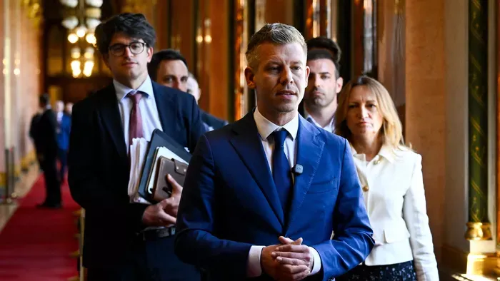 Amíg Magyar Péter beszél, ezt csinálják a tiszás képviselők