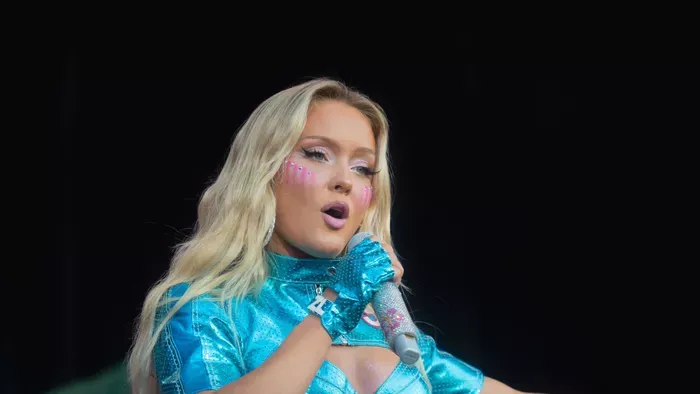 Áttetsző ruhában vonult végig New Yorkban Zara Larsson