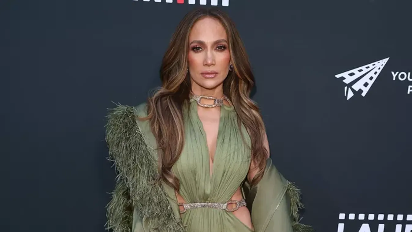 Jennifer Lopez fürdőruhában mutatta meg bombaformáját