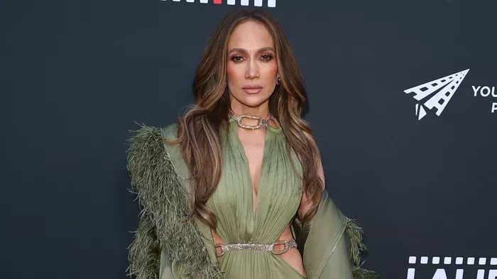 Jennifer Lopez fürdőruhában mutatta meg bombaformáját