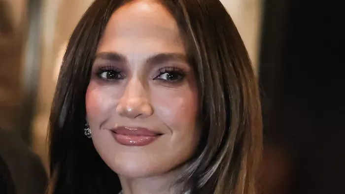 Jennifer Lopez merész ingben hódított Milánóban