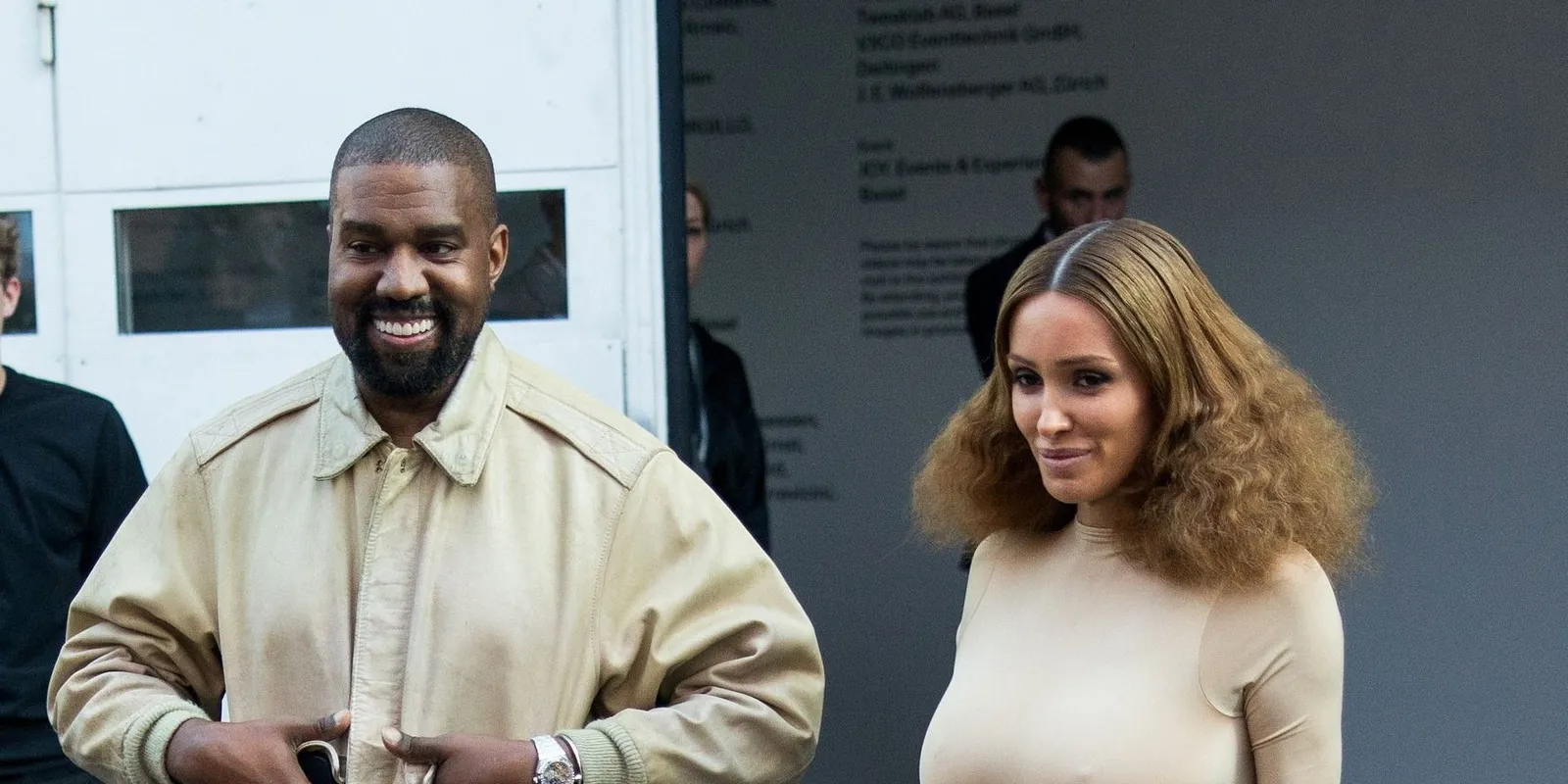 Bianca Censori retró bikiniben idézte Kim Kardashiant