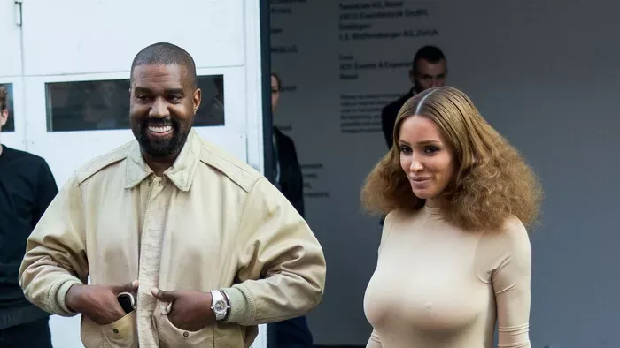 Bianca Censori retró bikiniben idézte Kim Kardashiant